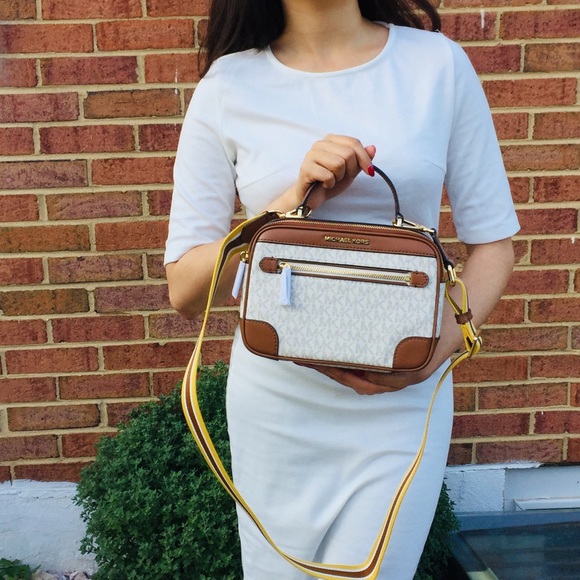 Michael Kors Handbags - 👜Michael Kors Vanilla camera bag Crossbody bag